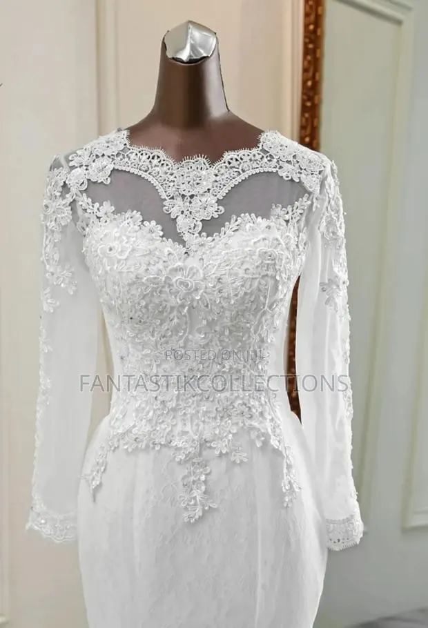 Elegant Lace Long-Sleeve Mermaid Wedding Dress · Photo 1
