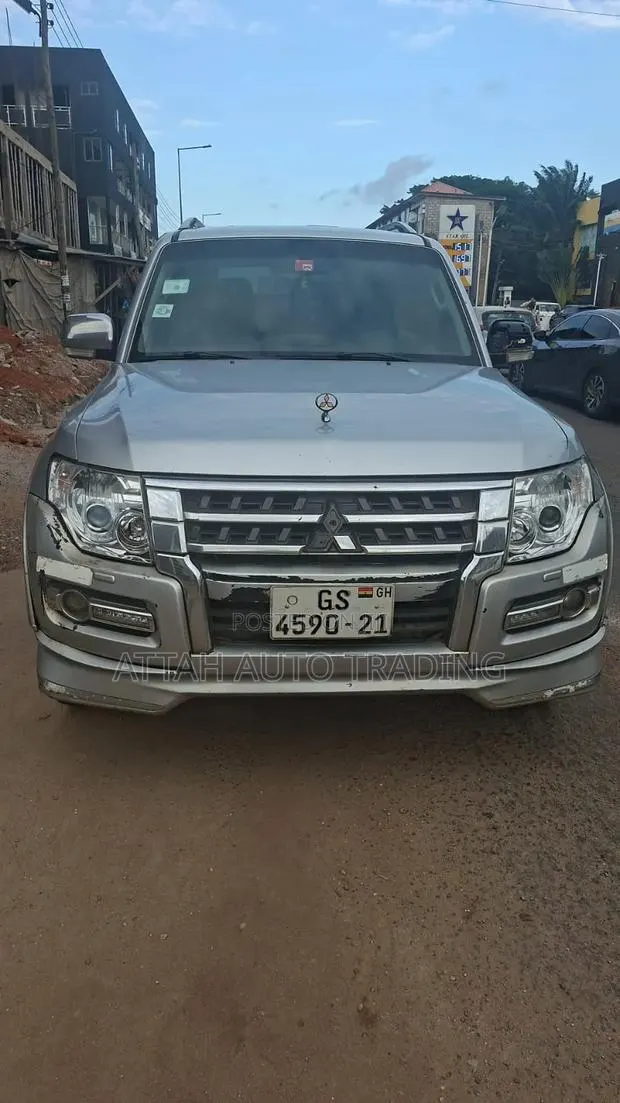 Mitsubishi Pajero 2011 Silver · Photo 1