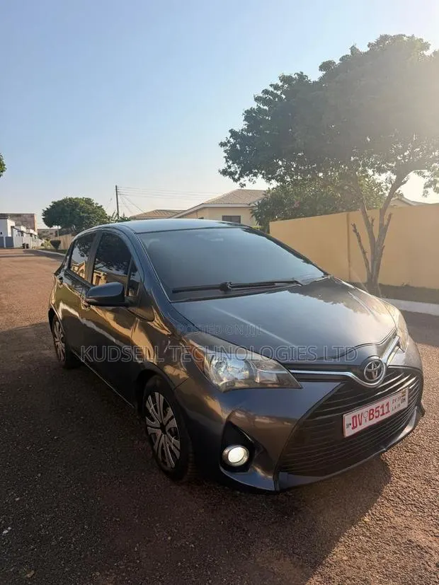 Toyota Yaris 2017 Gray · Photo 1