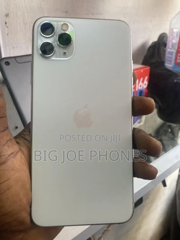 Apple iPhone 11 Pro Max 64 GB White · Photo 1