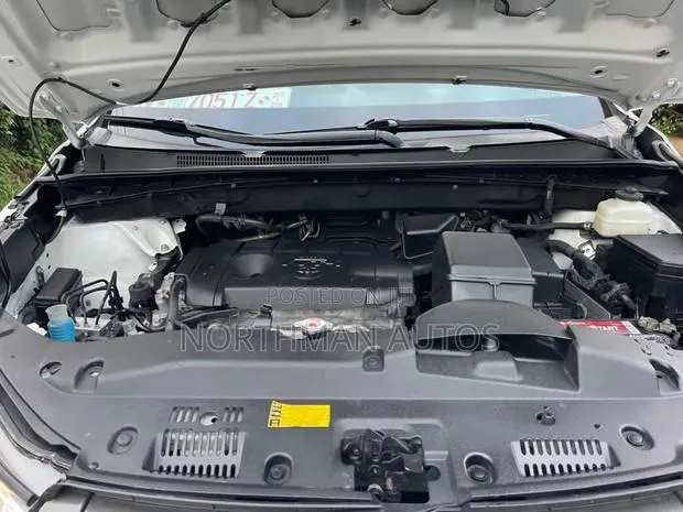Toyota Highlander LE 4x2 (2.7L 4cyl 6A) 2018 White · Photo 1