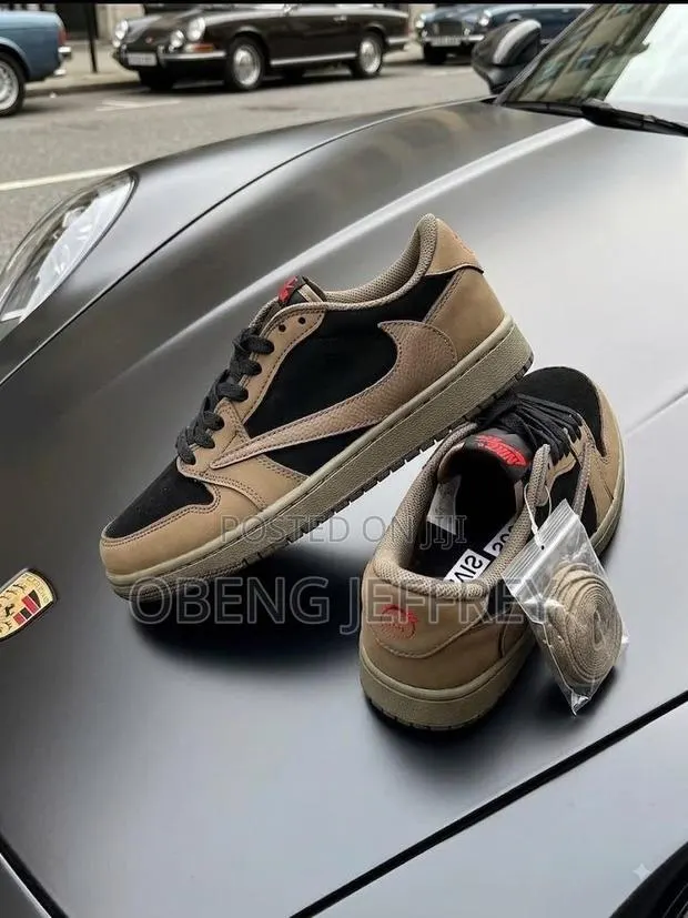 Original Travis Scott Jordan 1 Low Black/Brown Leather · Photo 1