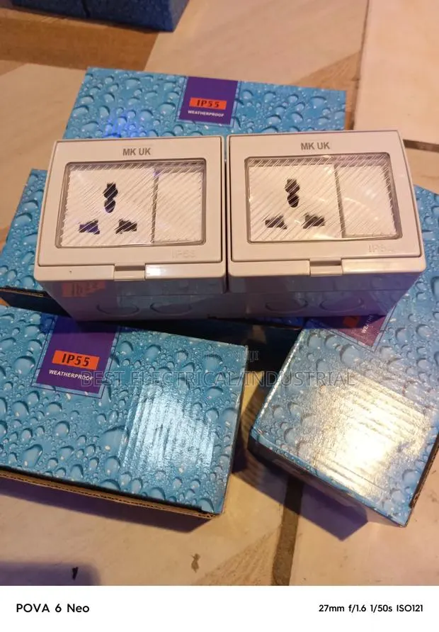 Waterproof Double Socket With Switch · Photo 1