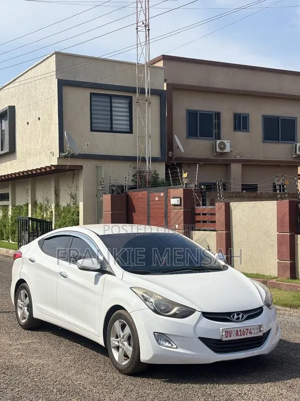 Hyundai Avante 2013 White · Photo 1