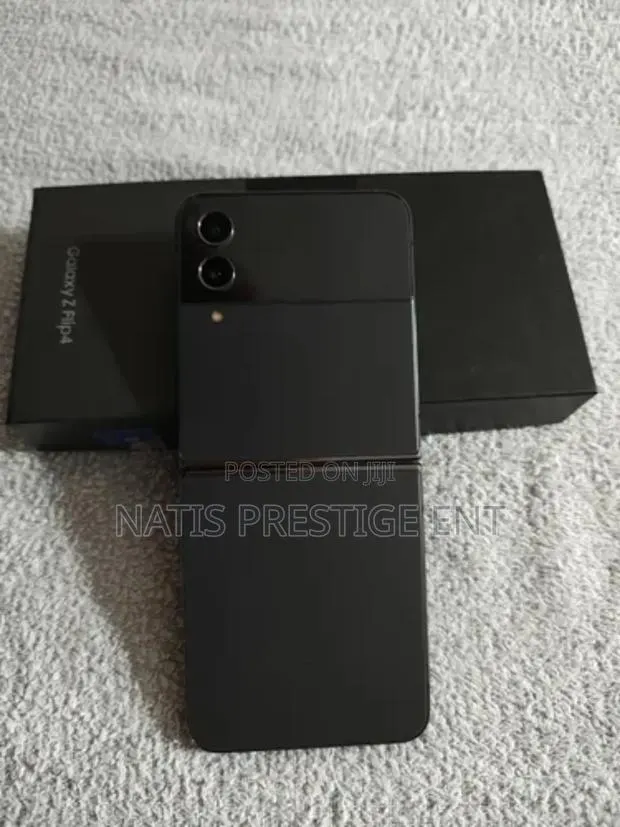 New Samsung Galaxy Z Flip4 256 GB Black · Photo 1