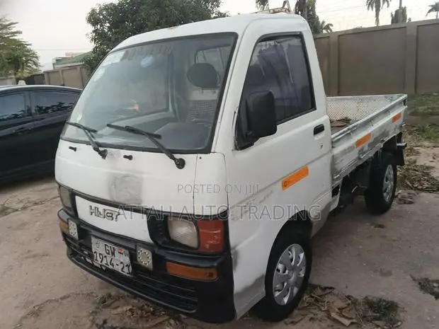 Hyundai Trajet 2000 White · Photo 1