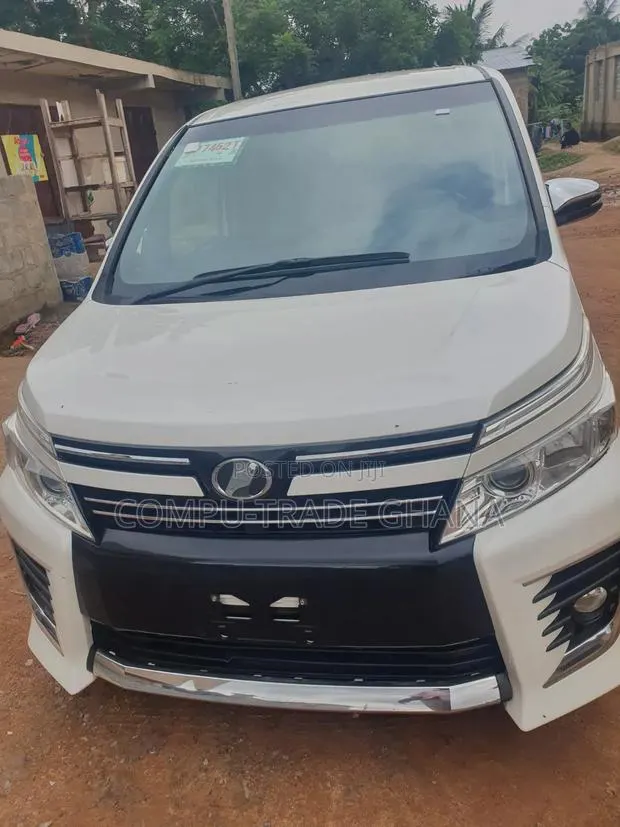 Toyota HiAce 2015 White · Photo 1
