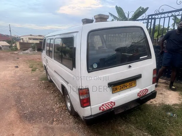 Nissan Caravan (Urvan) 1999 White · Photo 1