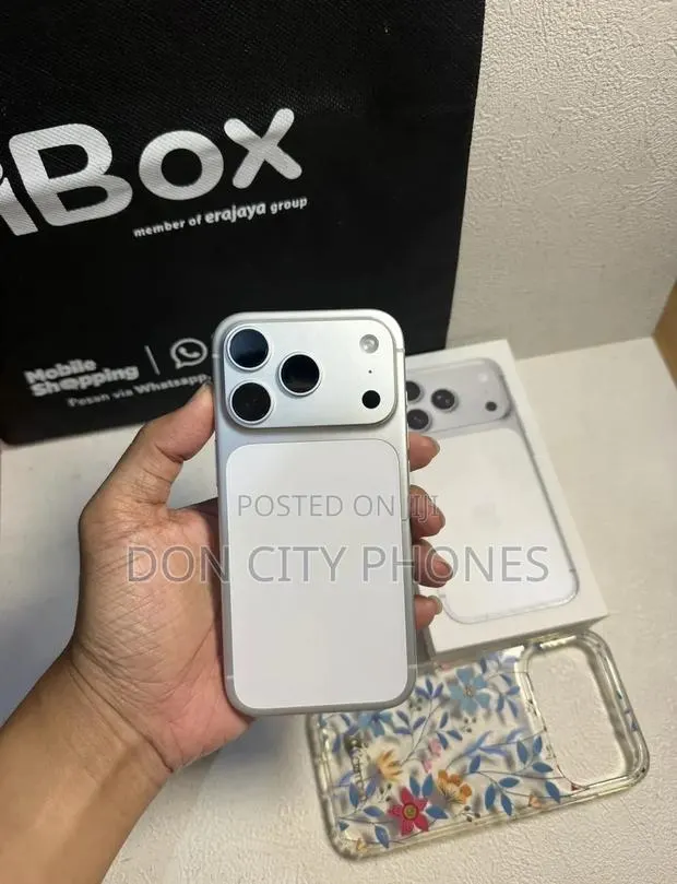 Apple iPhone 17 Pro Max 256 GB Silver · Photo 1