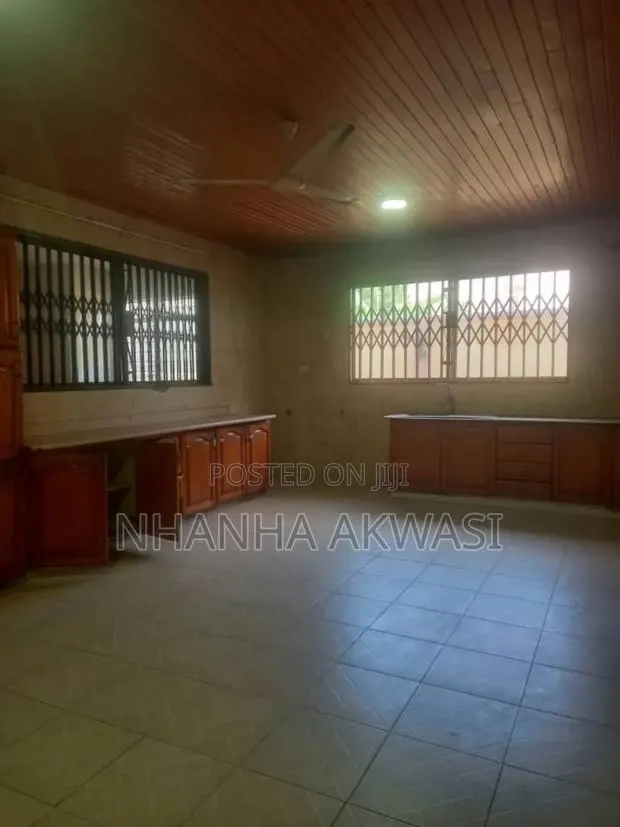 6bdrm House in Community 3, Tema Metropolitan for rent · Photo 1