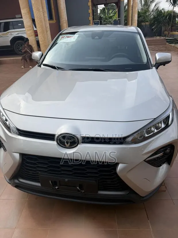 New Toyota RAV4 Limited 2025 Pearl · Photo 1