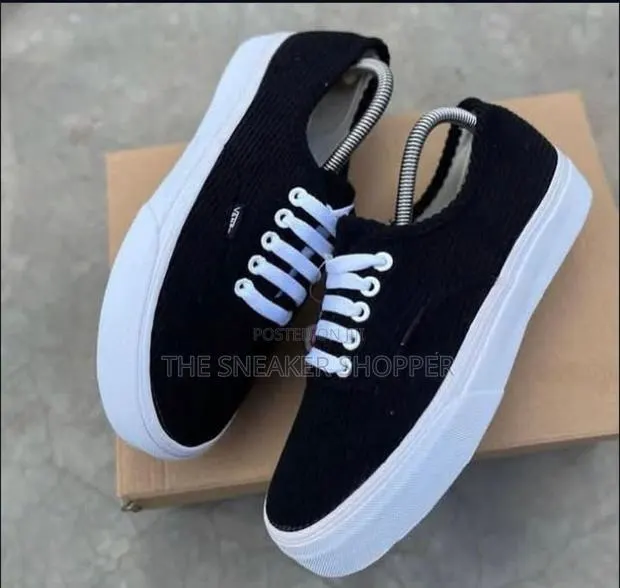 Highly Condron Vans Black and White · Photo 1