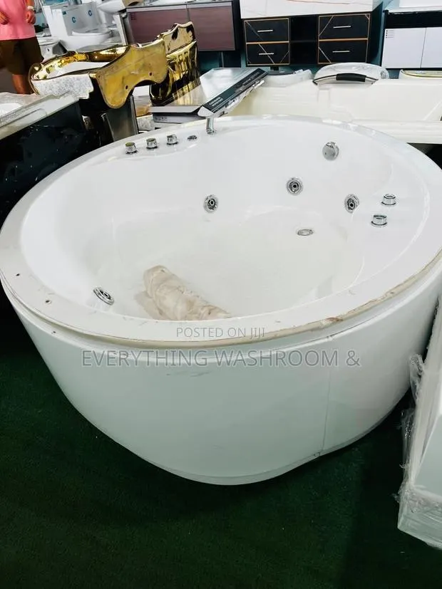 Imported Round Jacuzzi Bathtub Complete · Photo 1