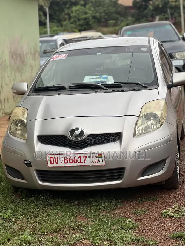 Toyota Vitz 2010 Gray · Photo 1