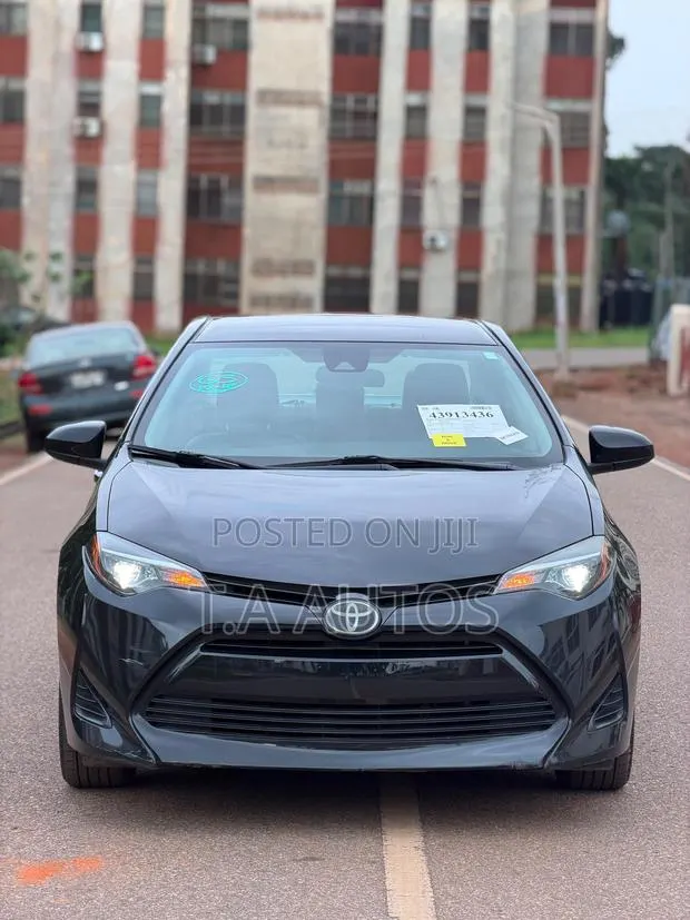 Toyota Corolla LE (1.8L 4cyl 2A) 2018 Black · Photo 1