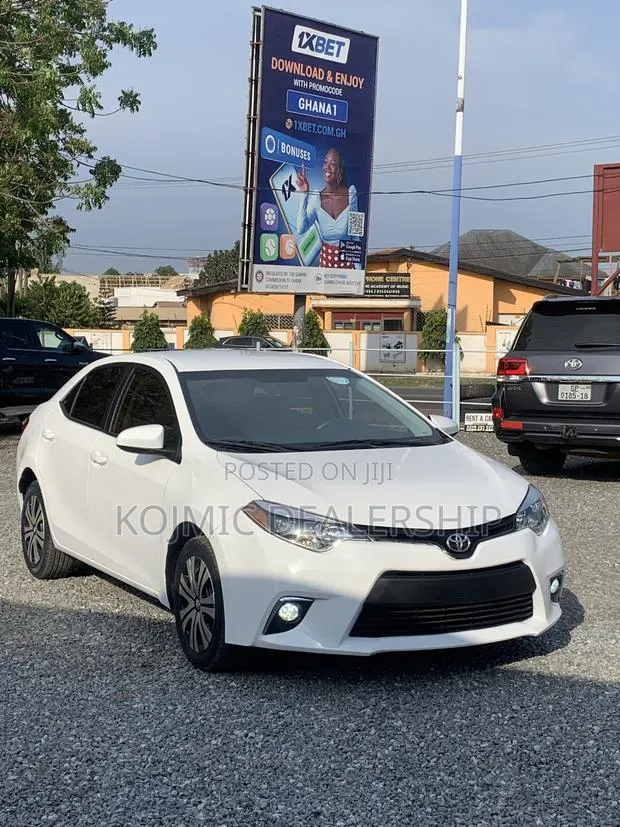 Toyota Corolla LE 4dr Sedan (1.8L 4cyl CVT) 2016 White · Photo 1