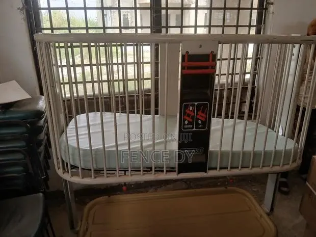 Hospital Baby Crib · Photo 1