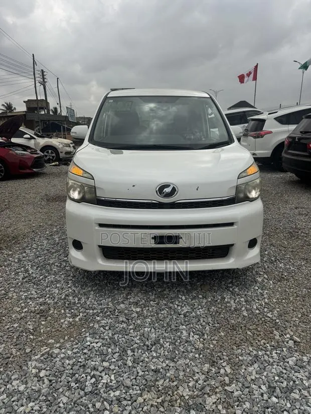 Toyota Voxy V 4WD 8-Seater 2011 White · Photo 1