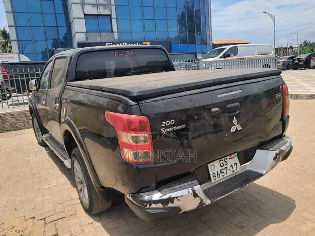 Mitsubishi L200 2016 Black · Photo 1