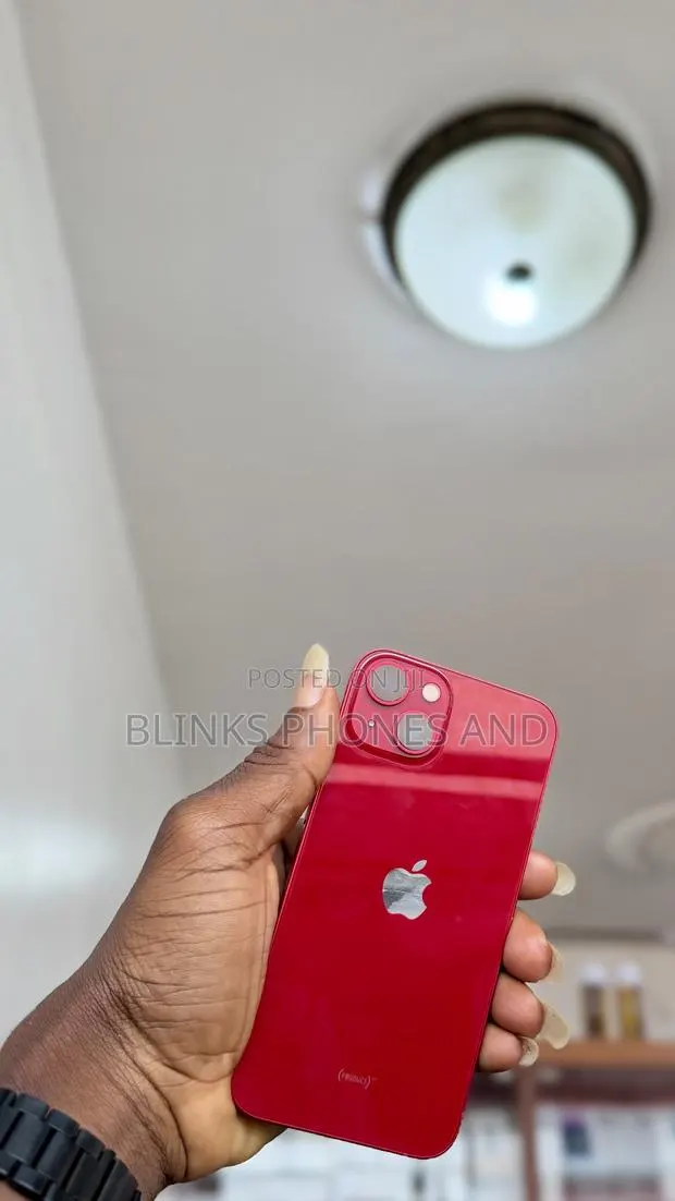Apple iPhone 13 128 GB Red · Photo 1