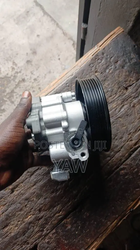 Mercedes-Benz E-Class W205 Power Steering Pump · Photo 1