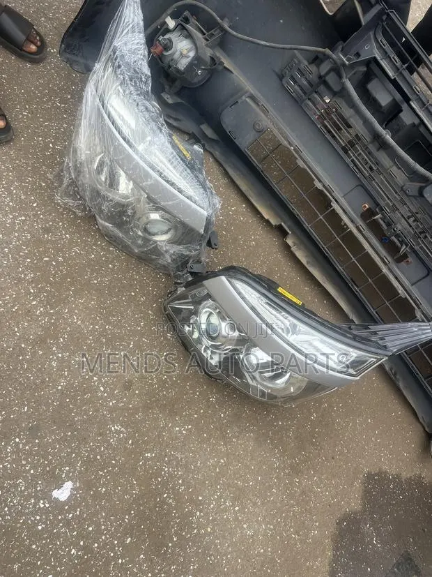 Toyota Voxy 2010 to 2012 Headlight · Photo 1