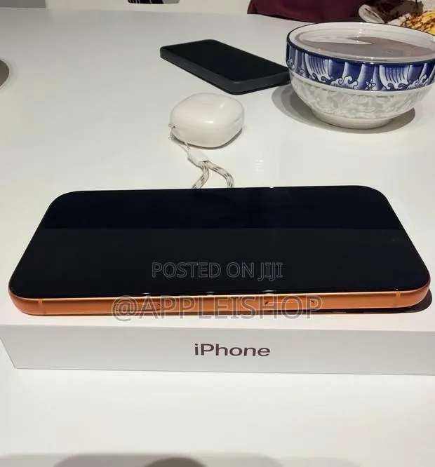 Apple iPhone 17 Pro Max 512 GB Orange · Photo 1