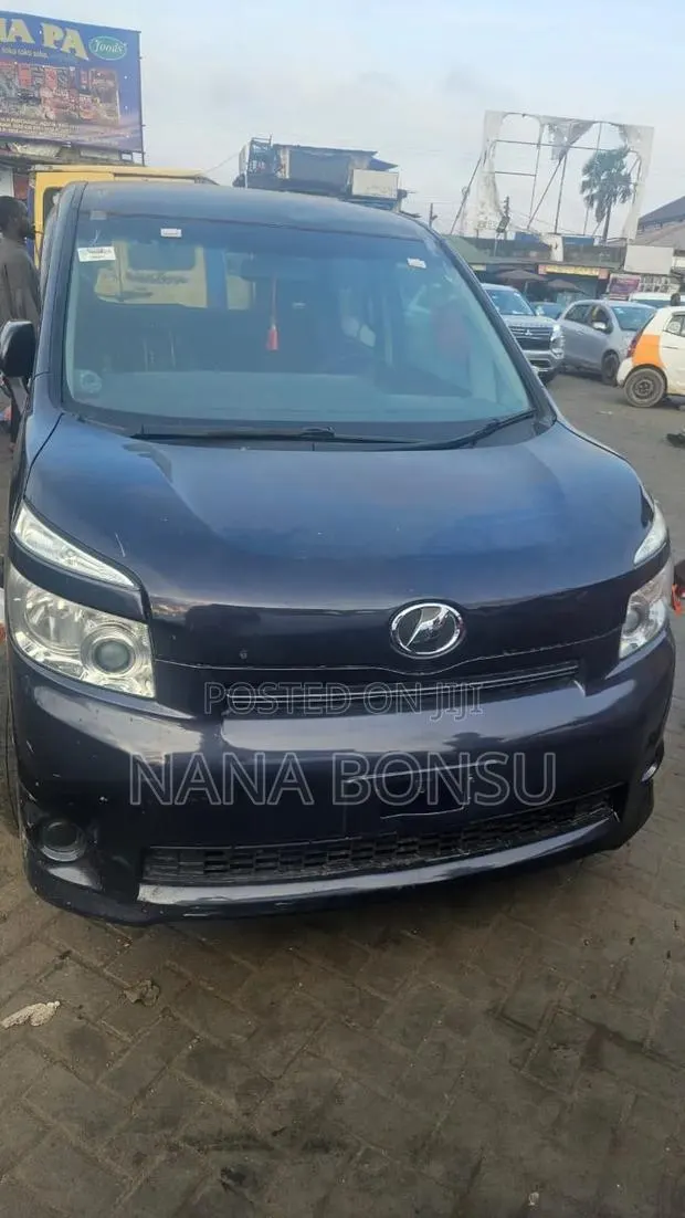 Toyota Voxy 2013 Black · Photo 1