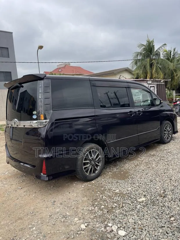 Toyota Voxy V 2WD 7-Seater 2015 Ivory · Photo 1