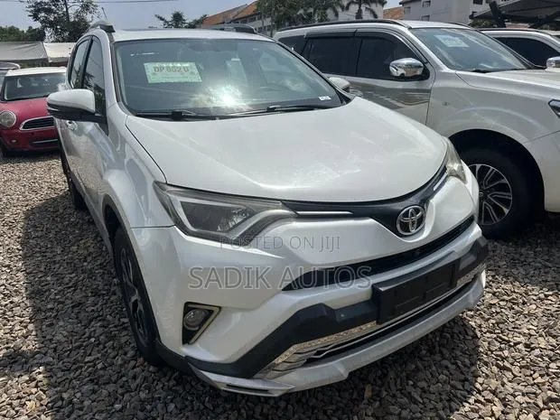 Toyota RAV4 Limited FWD (2.5L 4cyl 6A) 2017 White · Photo 1