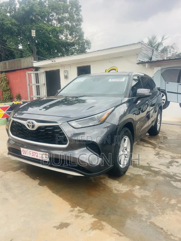 Toyota Highlander XLE 2022 Silver · Photo 1
