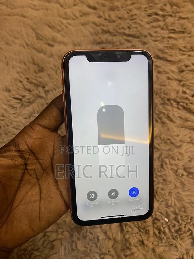 Apple iPhone XR 128 GB Orange · Photo 1