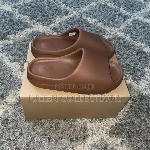 Adidas Yeezy Slides Coffee Brown · Photo 1