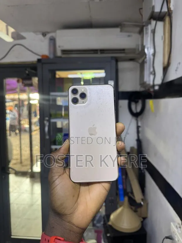 New Apple iPhone 11 Pro Max 64 GB Gold · Photo 1