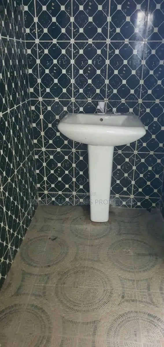 6bdrm Block of Flats in Tv3, Akweley for sale · Photo 1
