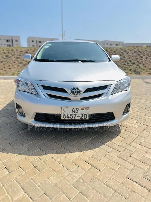 Toyota Corolla LE 4dr Sedan (1.8L 4cyl 4A) 2011 Silver · Photo 1