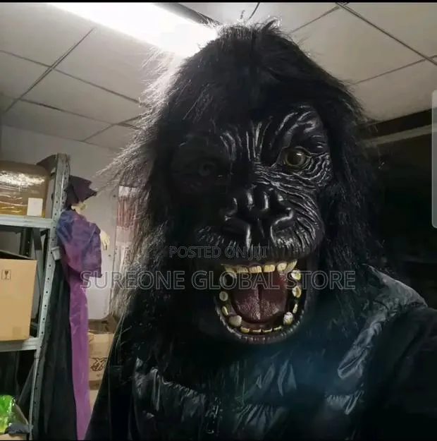 Realistic Gorilla Mask Latex · Photo 1