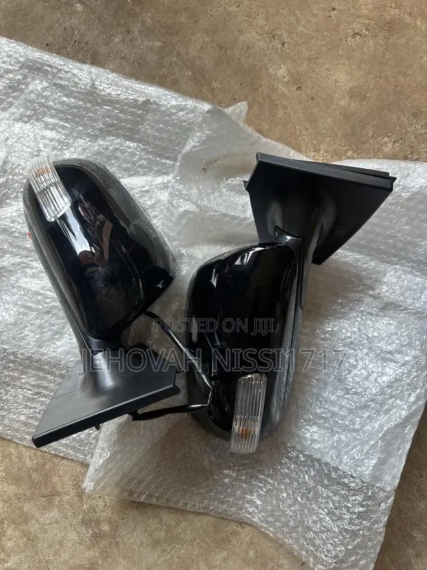 Toyota Vitz 2009 - 2011 Side Mirror With Light · Photo 1