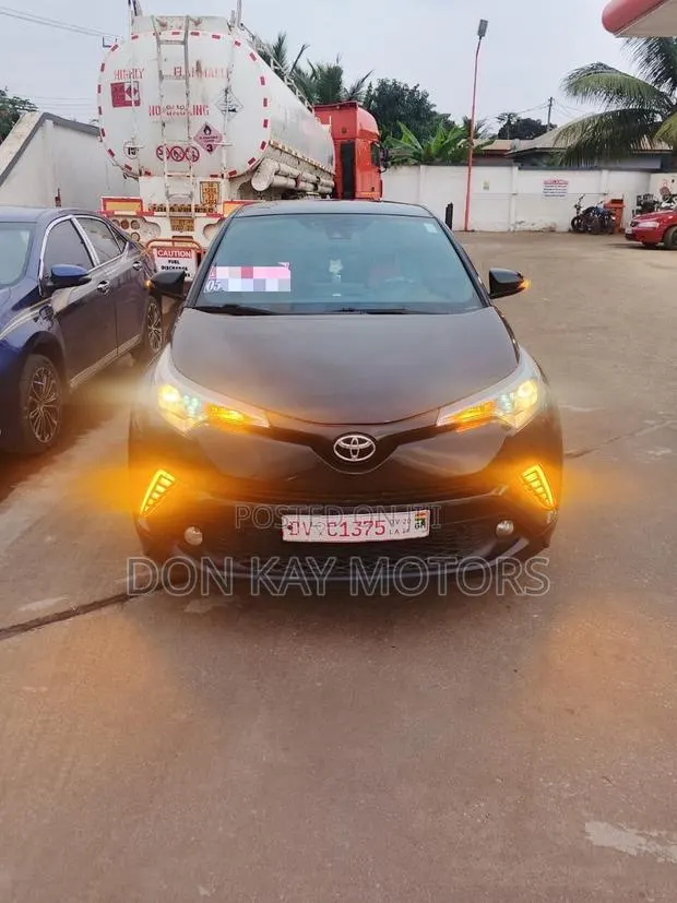 Toyota C-HR XLE Prermium FWD (2.0L 4cyl 2AM) 2018 Black · Photo 1