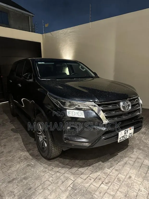 Toyota Fortuner 2021 Black · Photo 1