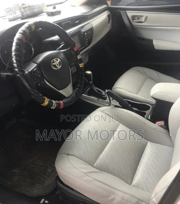Toyota Corolla LE Eco 4dr Sedan (1.8L 4cyl CVT) 2015 White · Photo 1