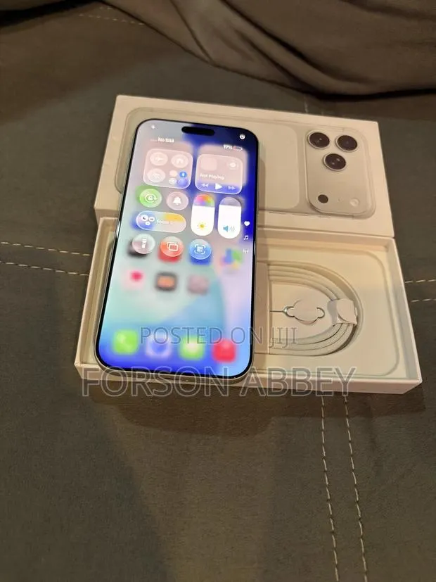 Apple iPhone 17 Pro Max 512 GB Silver · Photo 1
