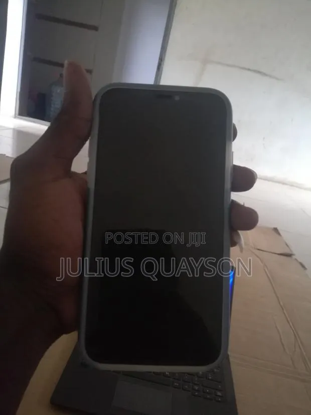 Apple iPhone 11 64 GB Black · Photo 1