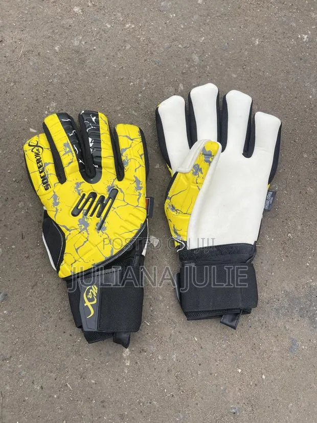 Original Goalkeeper Gloves at Cool Price · Photo 1