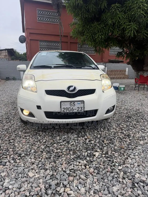 Toyota Vitz 2010 White · Photo 1