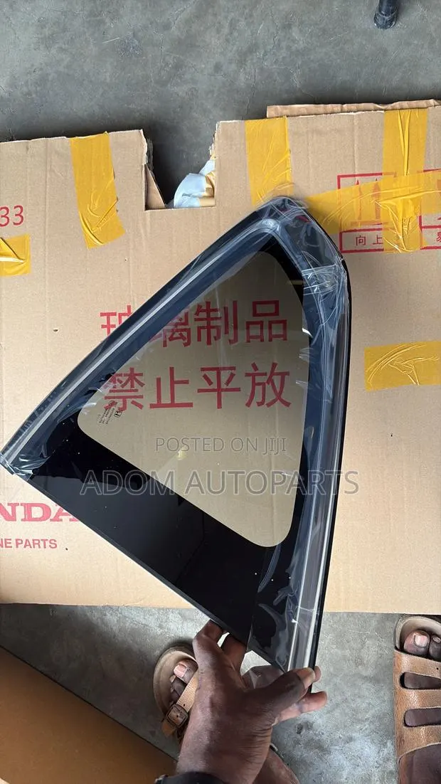 Honda CRV Body Vent Quarter Side Glass 2017 2018 2019 2020 2021 2022 · Photo 1