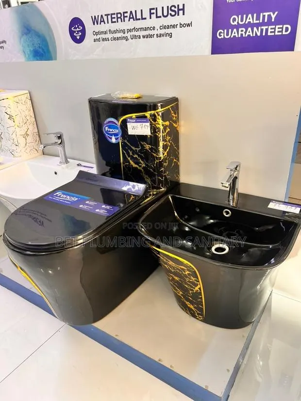 Black and Gold Executive Wc/Water-Closet · Photo 1