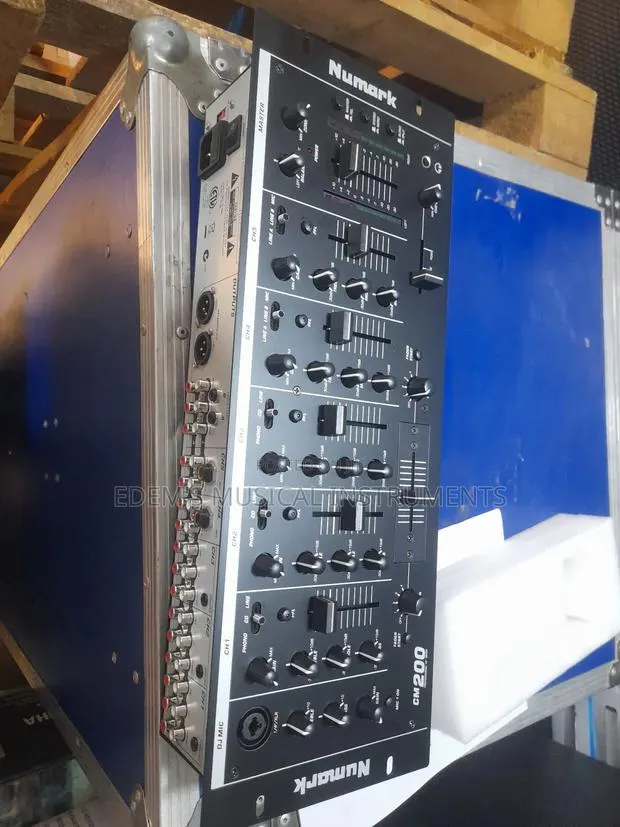 Dj Mixer Cm200 · Photo 1