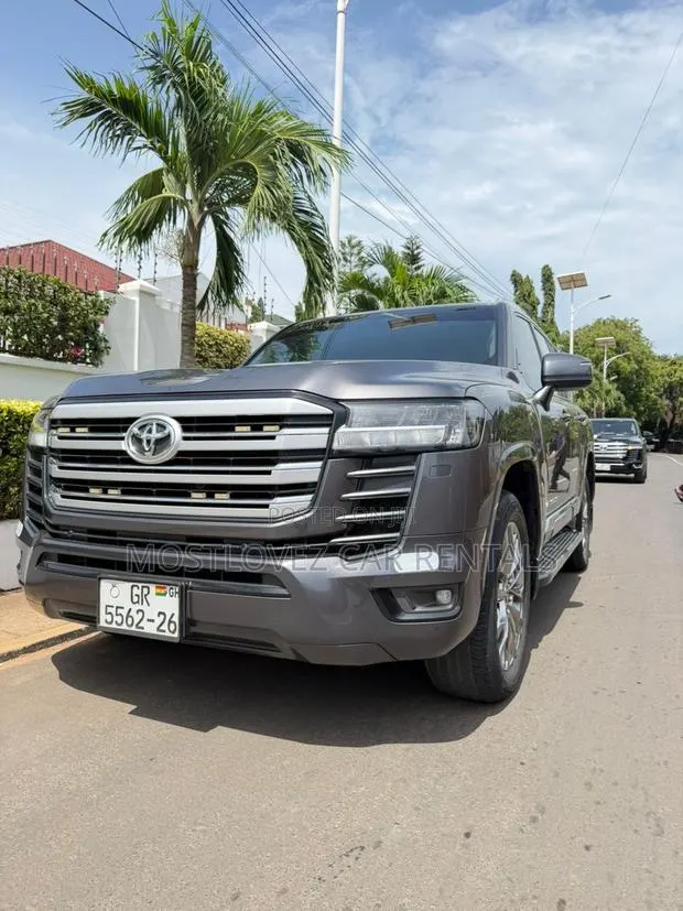 Car Rental- 7 Seat V8 for Rent · Photo 1