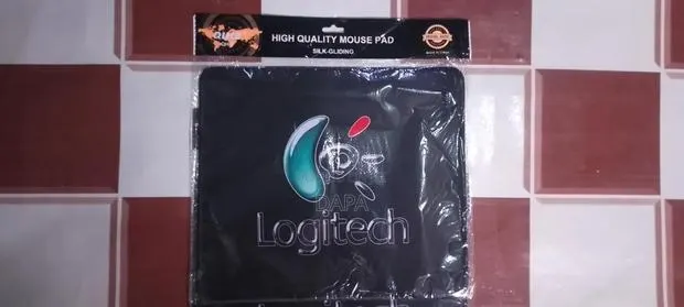 Logitech Mouse Pad · Photo 1